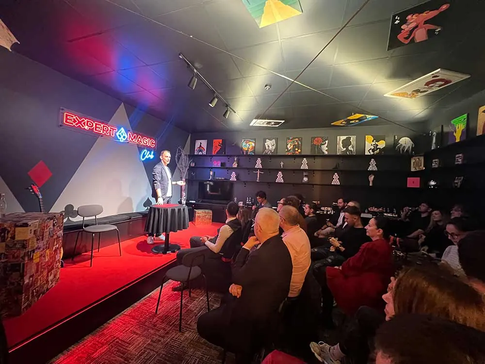 Sala MagicClub plină în timpul unui spectacol